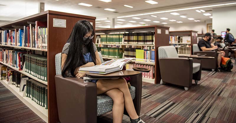 学生学习在图书馆