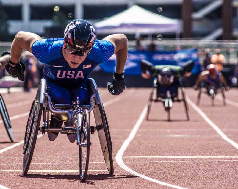 美国男性para-competitor比赛下来跟踪——太礼貌。囊继电器摄影师