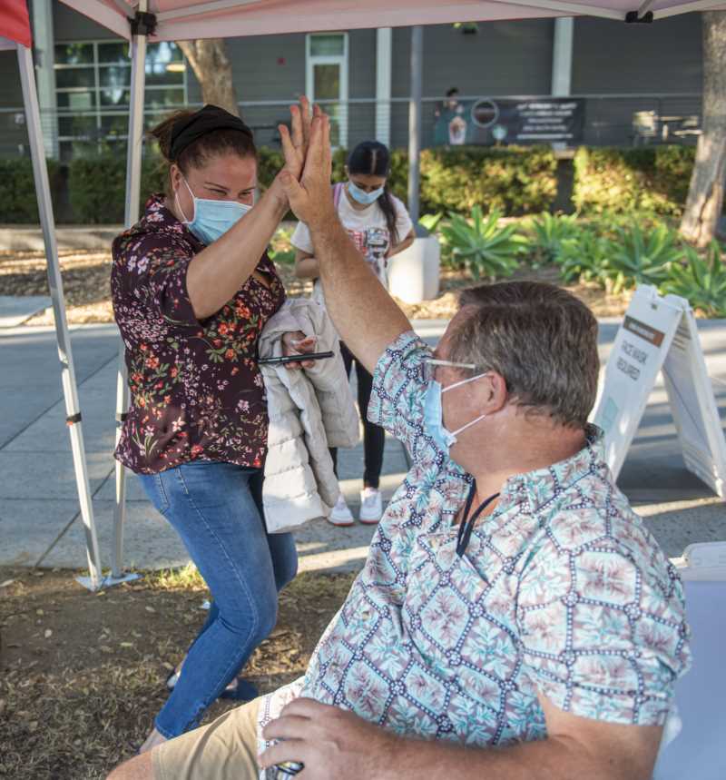 女人和男人在接种疫苗后击掌