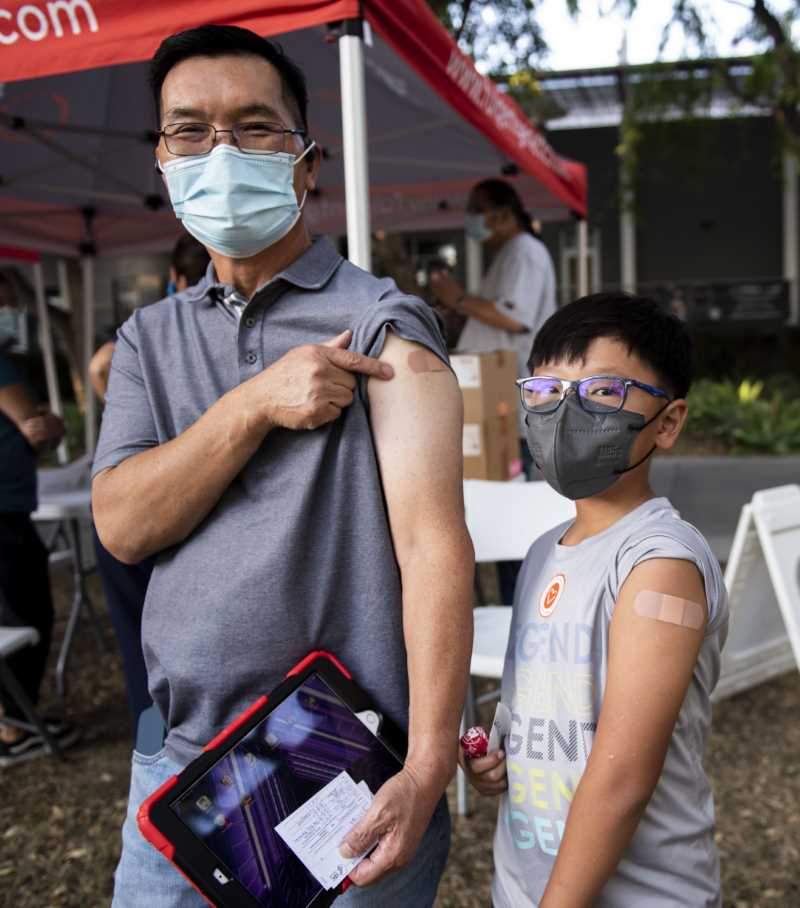 男人和他的儿子炫耀自己post-vaccine绷带