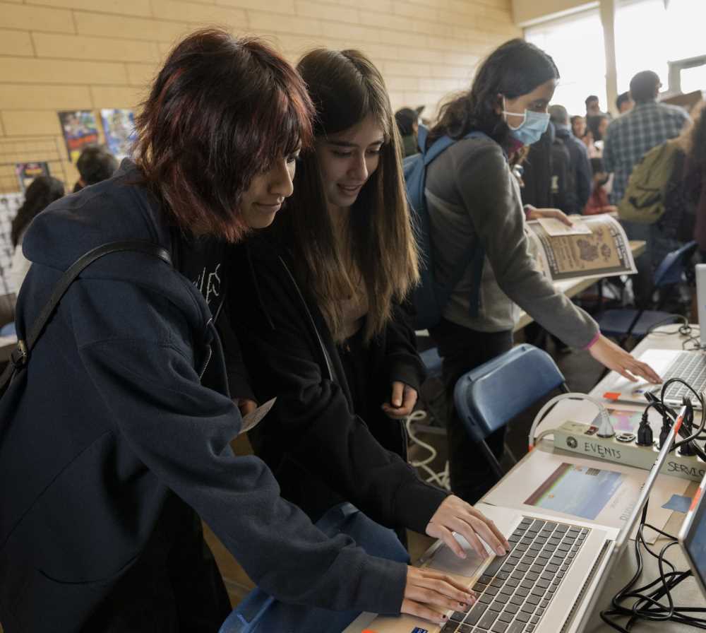 招收的学生笔记本电脑上播放视频游戏